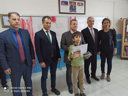 İLÇEMİZ KAYMAKAMI SAYIN MURAT BULACAK KARNE DAĞITIM PROGRAMINA KATILARAK ÖĞRENCİLERİN KARNE SEVİNÇLERİNE ORTAK OLDU